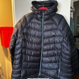 L.L.Bean Women’s Ultralight 850 Down Hooded Jacket – Carbon Navy (2X Plus)